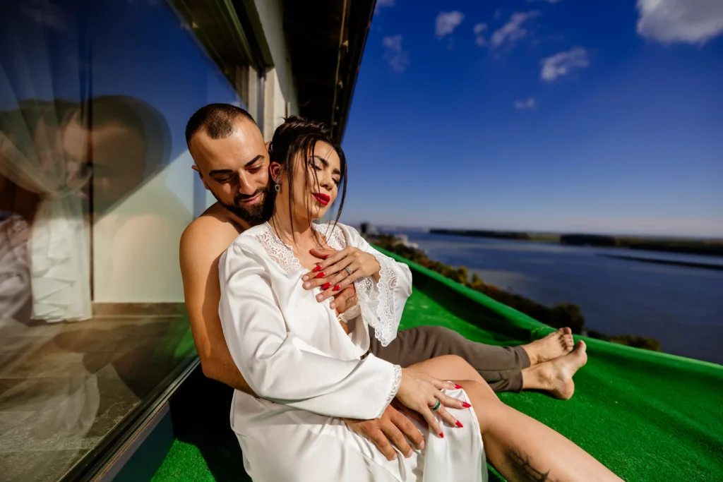 Fotografie documentară în Galați: cuplu pe acoperisul unei cladiri, în dimineața nunții. Un instantaneu intim cu emoții reale și vedere la Dunăre