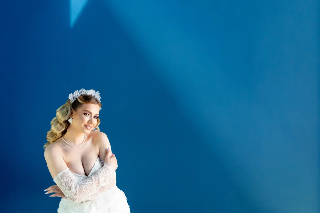 Fotografie cu o mireasa ce poarta rochia de mireasa semnata Madamme Bijoux